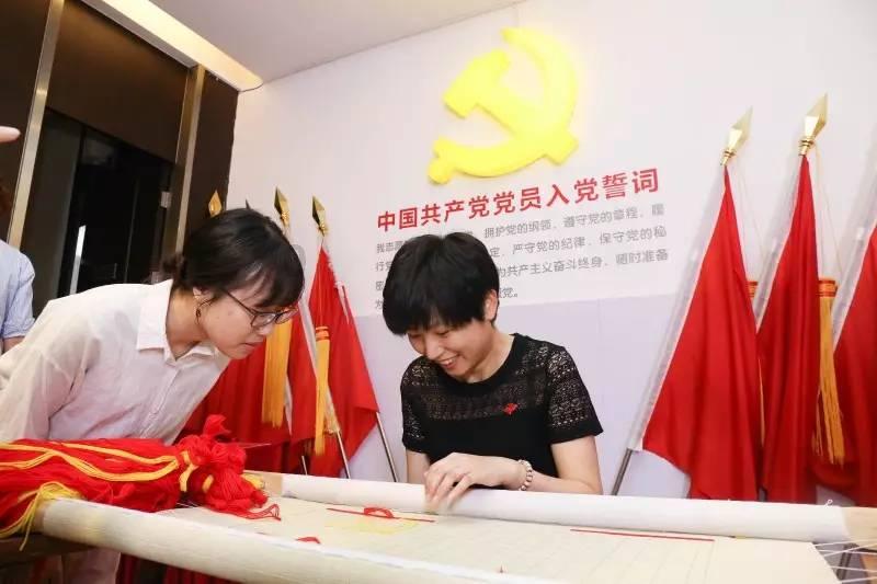 王传福:13岁丧父15岁丧母,嫂子卖嫁妆供上学,百亿身家不忘报恩